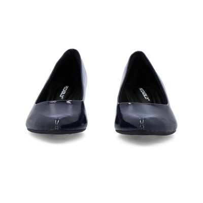 Sapatos de salto baixo em verniz preto com texto interno PICCADILLY