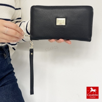 Carteira preta em pele granulado com alça fina e placa metálica Cavalinho