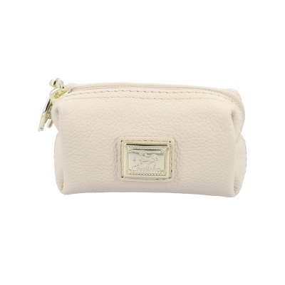 Necessaire pequena beige com fecho dourado e placa metalizada com cavalo e texto Cavalinho