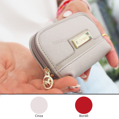 Carteira pequena cinza clara Capodarte com fecho e detalhe dourado