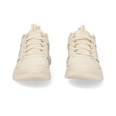 Par de ténis desportivos creme com atacadores e sola grossa