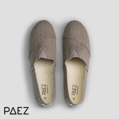 Par de alpargatas PAEZ bege em tecido com interior acolchoado sobre fundo cinzento claro