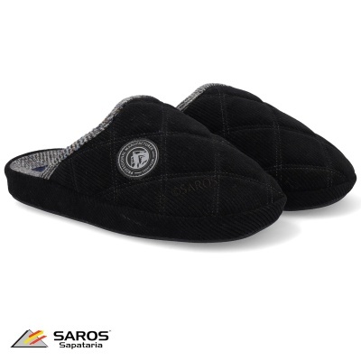 Chinelos acolchoados pretos com interior cinzento e logótipo SAROS SAPATARIA