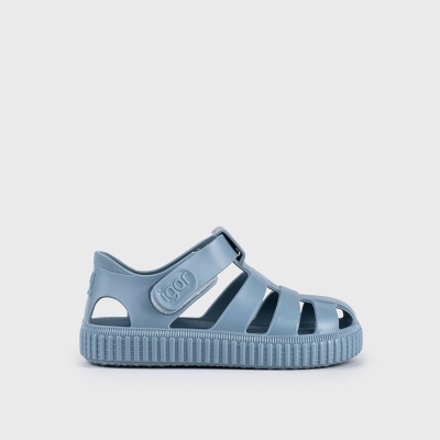 Sandália azul de plástico com fecho de velcro e sola texturizada