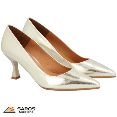 Sapatos de salto alto dourados metálicos com bico fino
