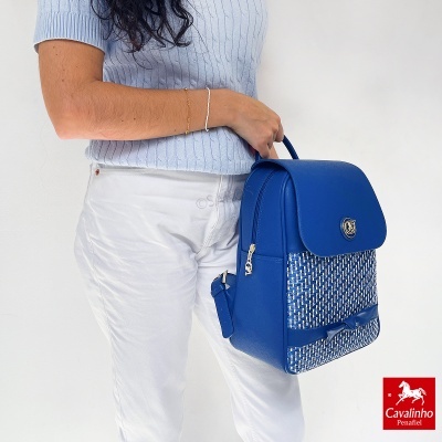 Mochila azul com padrão branco e azul e laço decorativo