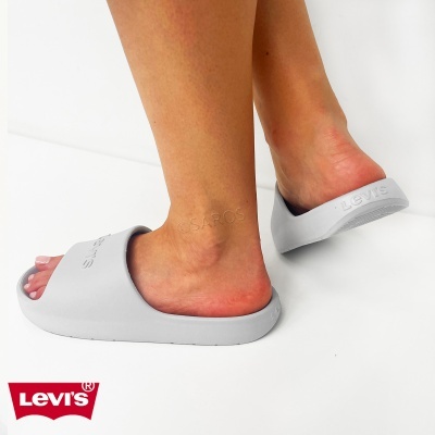 Chinelos Levis cinza claro em relevo, usados por pessoa