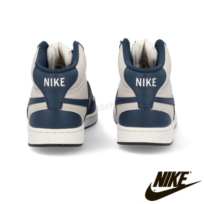 Ténis Nike de cano alto brancos com detalhes azuis escuros vistos de trás