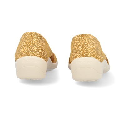 Sapatos baixos amarelos com padrão branco vistos por trás sobre fundo branco