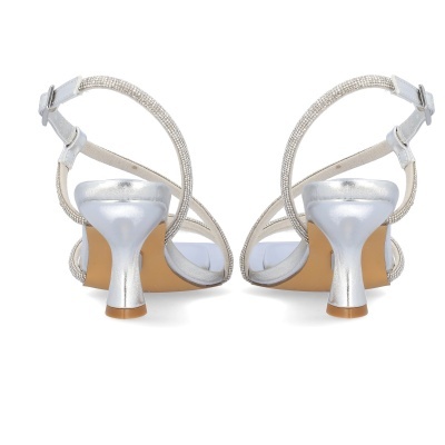 Sandálias prateadas com tiras finas e pedras brilhantes vista traseira