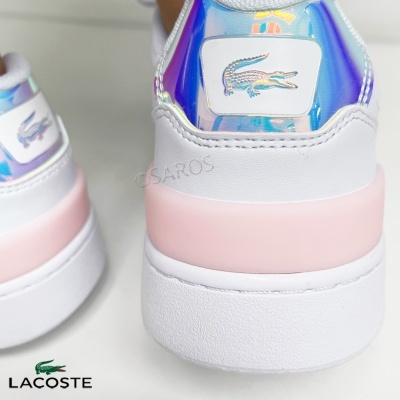 Ténis brancos Lacoste com detalhes iridescentes e sola branca espessa
