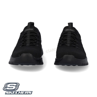 Par de sapatilhas Skechers pretas com sola emborrachada e atacadores pretos