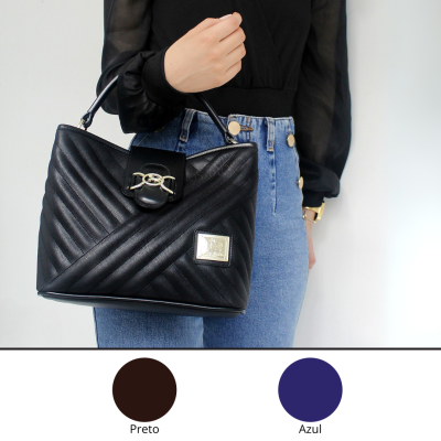 Mala de mão preta em pele acolchoada com fecho e logo metálico