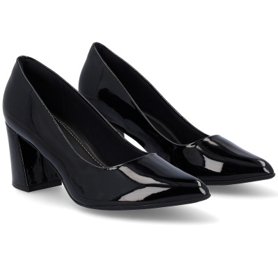 Sapatos de salto médio em verniz preto com bico afilado