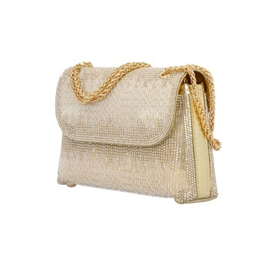 Mala feminina bege com padrão de letras e alça dourada