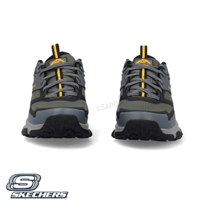 Ténis Skechers cinza e preto com detalhes amarelos, vista frontal