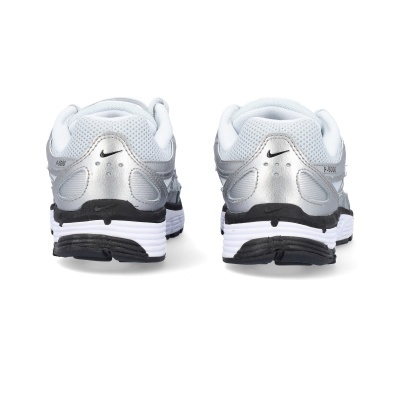 Par de sapatilhas desportivas Nike cinzentas e brancas vista de trás