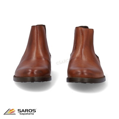 Botas em couro castanho com sola preta e logotipo SAROS Sapataria