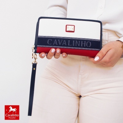 Carteira retangular Cavalinho com branco, azul escuro e vermelho e alça azul