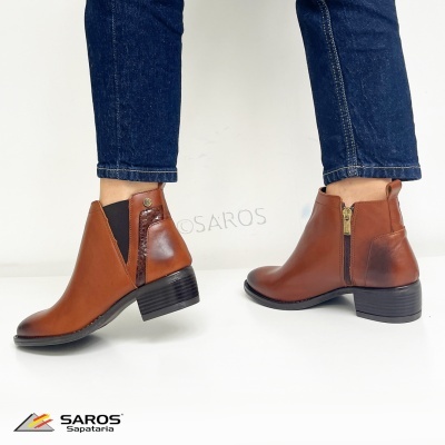 Botas ankle boot castanhas de pele com salto baixo e fecho lateral dourado