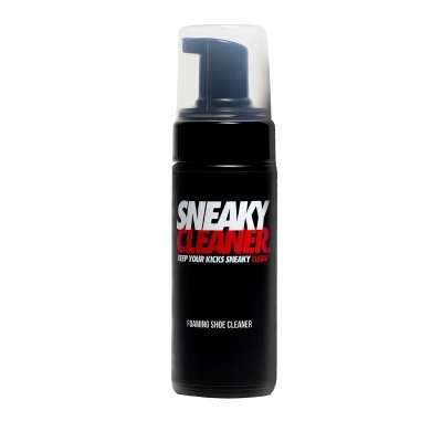 Frasco preto com texto SNEAKY CLEANER produto de limpeza para sapatos