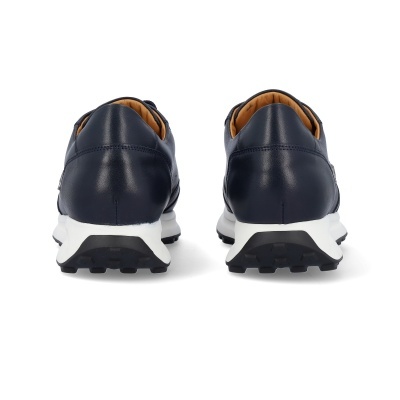 Sapatilhas azuis escuras em pele com sola branca vistas de trás