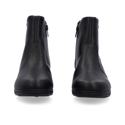 Botas pretas de cano curto em material sintético com fecho lateral
