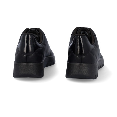 Sapatilhas pretas vistas de trás sobre fundo branco