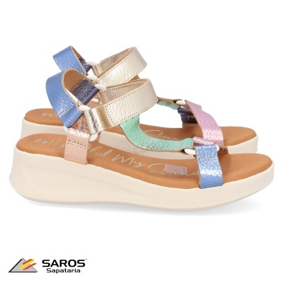 Sandálias femininas coloridas com tiras e sola branca