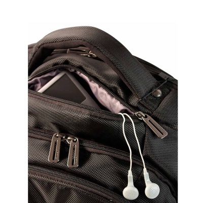 Mochila preta com fechos, auscultadores brancos e tablet no bolso