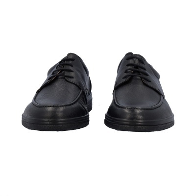 Sapatos pretos em pele com atacadores pretos