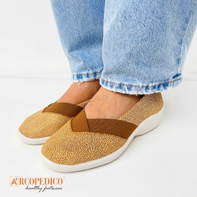 Sapatos Arcopedico castanhos com padrão branco e banda elástica castanha em jeans azuis claros