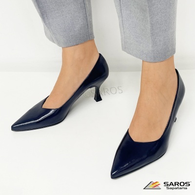 Sapatos de salto alto azuis escuros em pele sintética brilhante