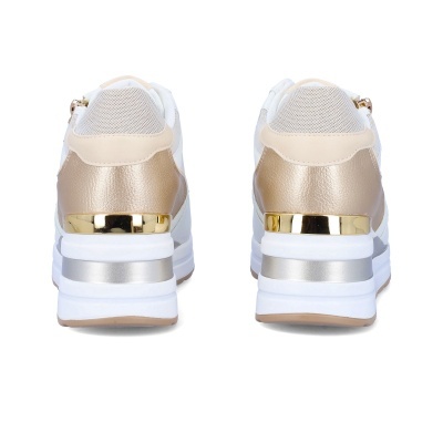 Ténis brancos com detalhes metálicos dourados e prateados vistos de trás