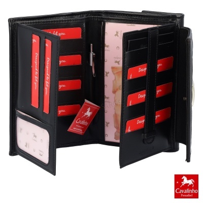 Carteira preta em pele aberta com várias divisórias e etiquetas vermelhas, com logótipo Cavalinho Penafiel