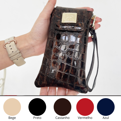 Bolsa pequena de mão castanha textura crocodilo com etiqueta metálica dourada