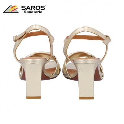 Sandálias de salto médio douradas com tiras finas e fecho atrás