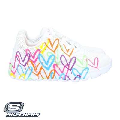 Ténis brancos com padrão colorido de corações estilo graffiti e sola branca
