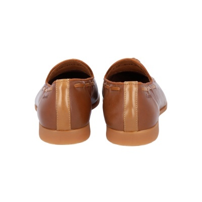 Par de sapatos masculinos castanhos em couro vistos de trás