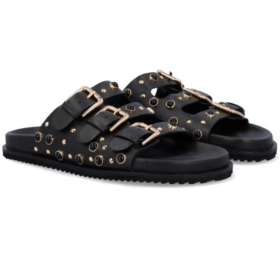 Chinelos pretos com fivelas douradas e ilhóses dourados