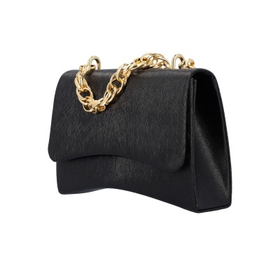 Mala de mão preta com alça dourada sobre fundo branco