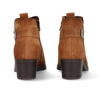 Botas castanhas de camurça de salto médio grosso vista de trás