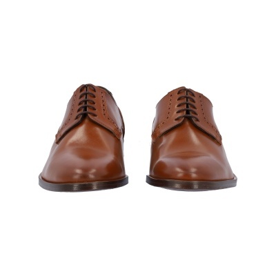 Par de sapatos de couro castanho claro com atacadores pretos