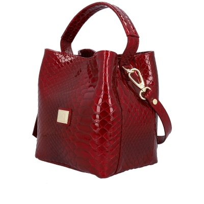 Mala de mão vermelha com padrão de pele de crocodilo e alças douradas