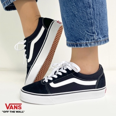 Ténis Vans Old Skool preto com detalhes brancos e sola castanha