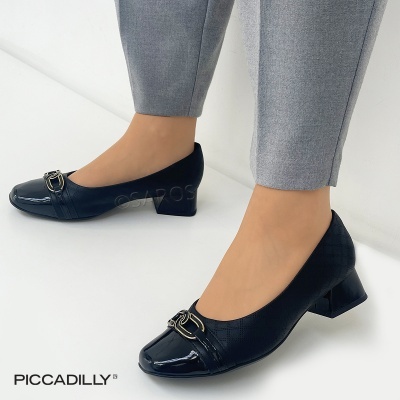 Sapatos de salto baixo pretos com detalhe metálico e calças cinza