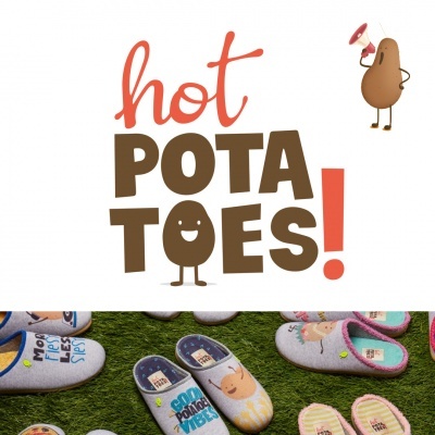 Logotipo da marca hot POTATOES! e pantufas infantis coloridas sobre relva