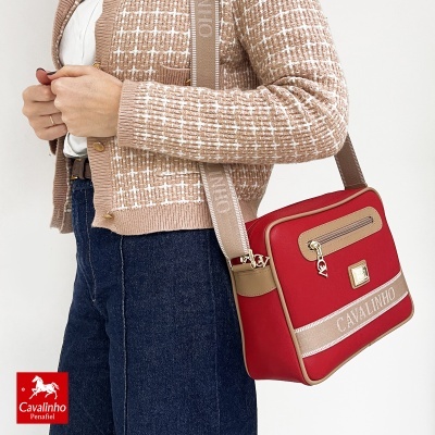 Mala de ombro vermelha com alça larga bege com texto e detalhes dourados