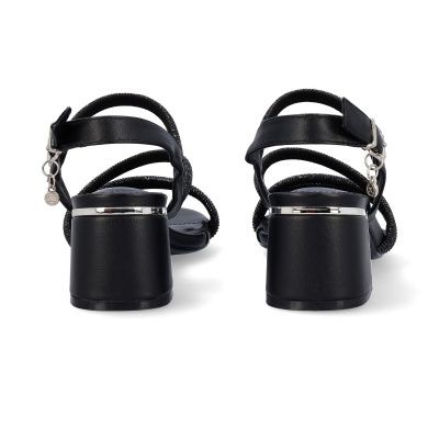 Sandálias pretas com salto grosso e detalhes metálicos