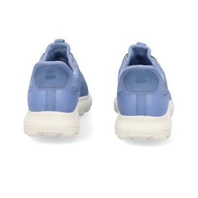 Sapatilhas azuis GEOX vistas por trás com sola branca.